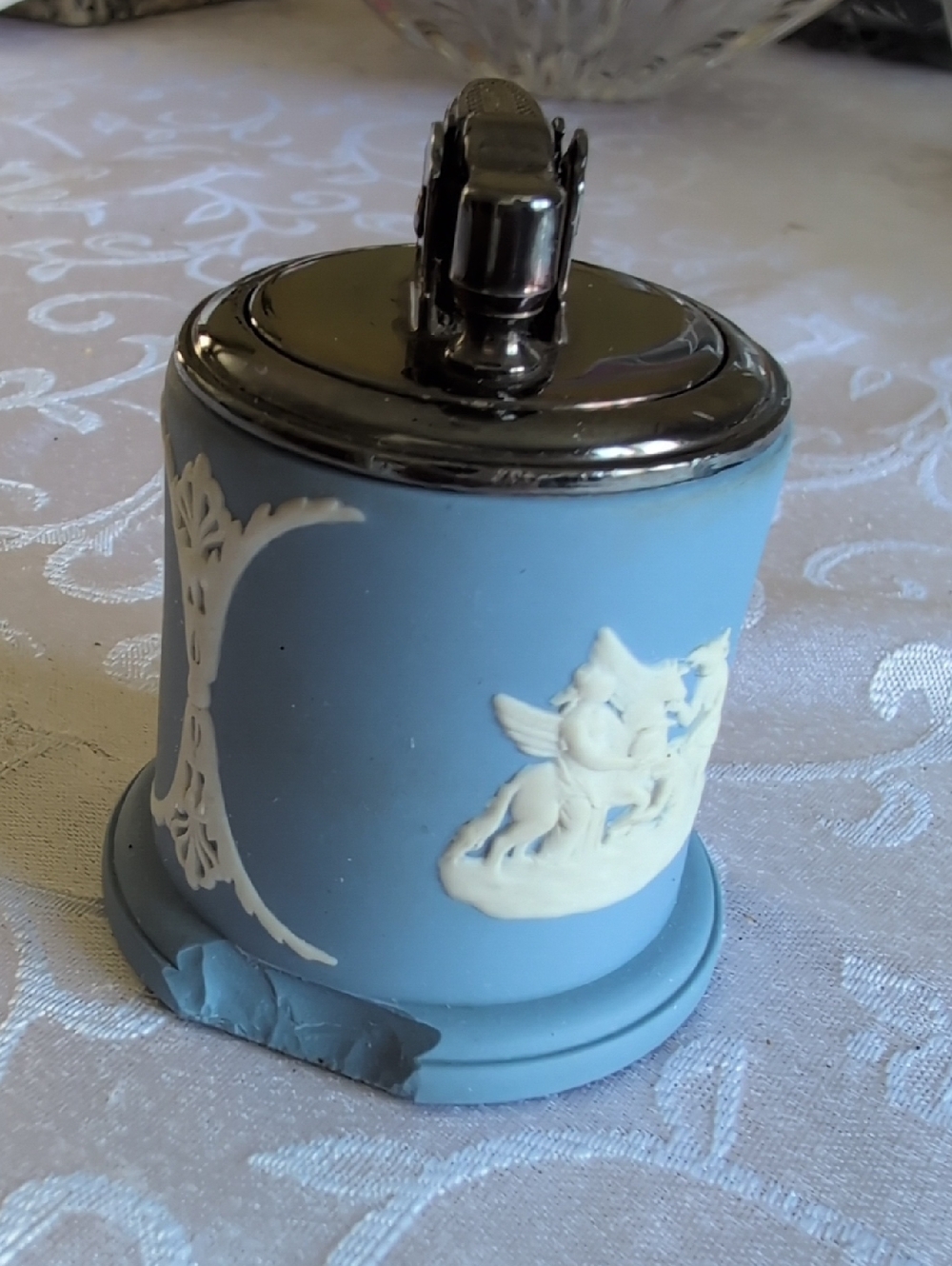 1954 Wedgwood Blue Jasperware Table Lighter with White Relief - Picture 4 of 6